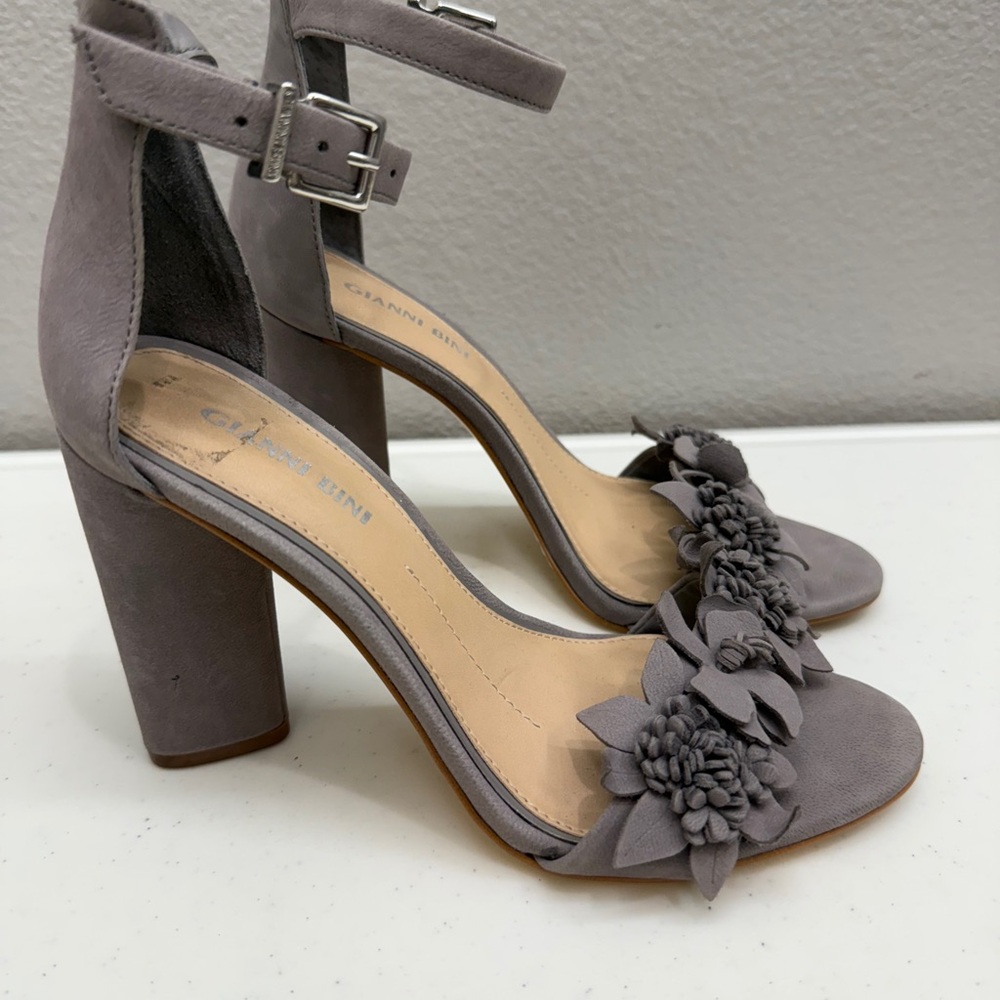 Gianni Bini Size 7 Gray Heels Suede Shoes Womens Block Heel - Picture 2 of 4